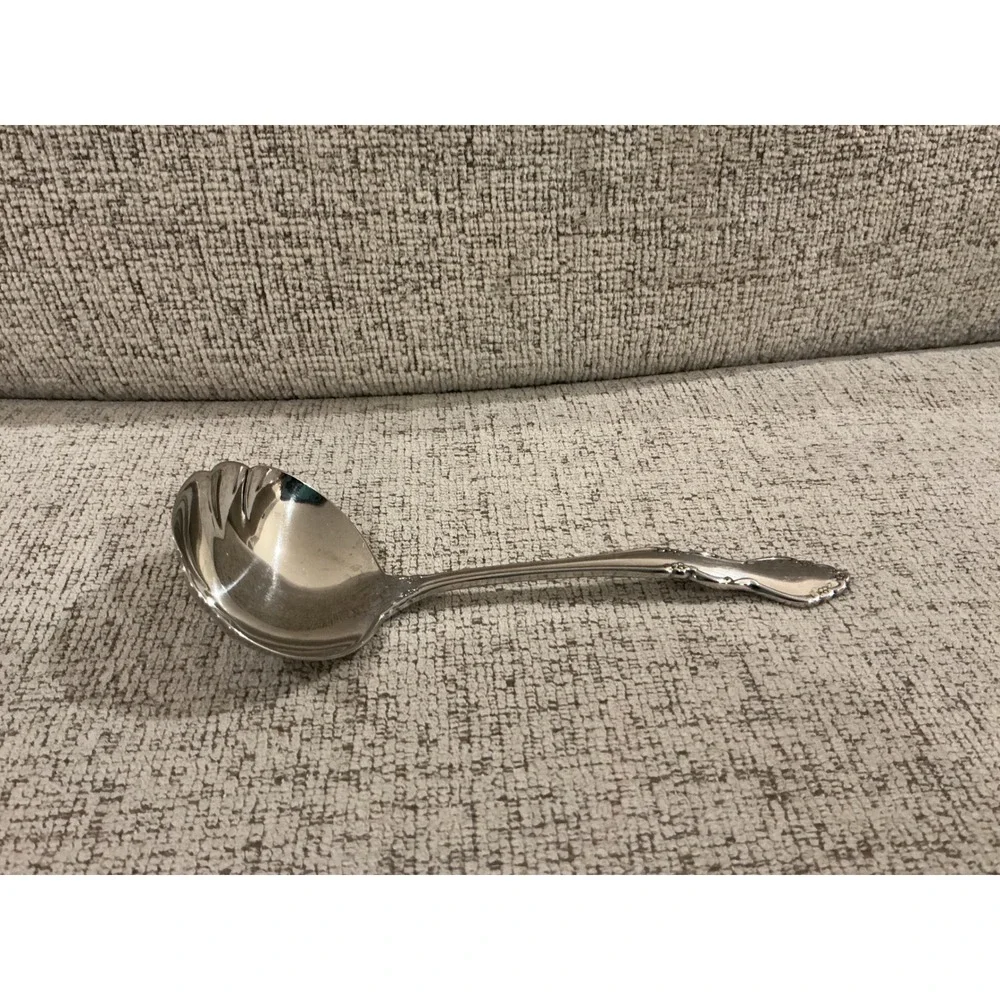 Oneida Damask Rose Stainless Gravy Ladle Scalloped‎ Shell Bowl Floral Handle